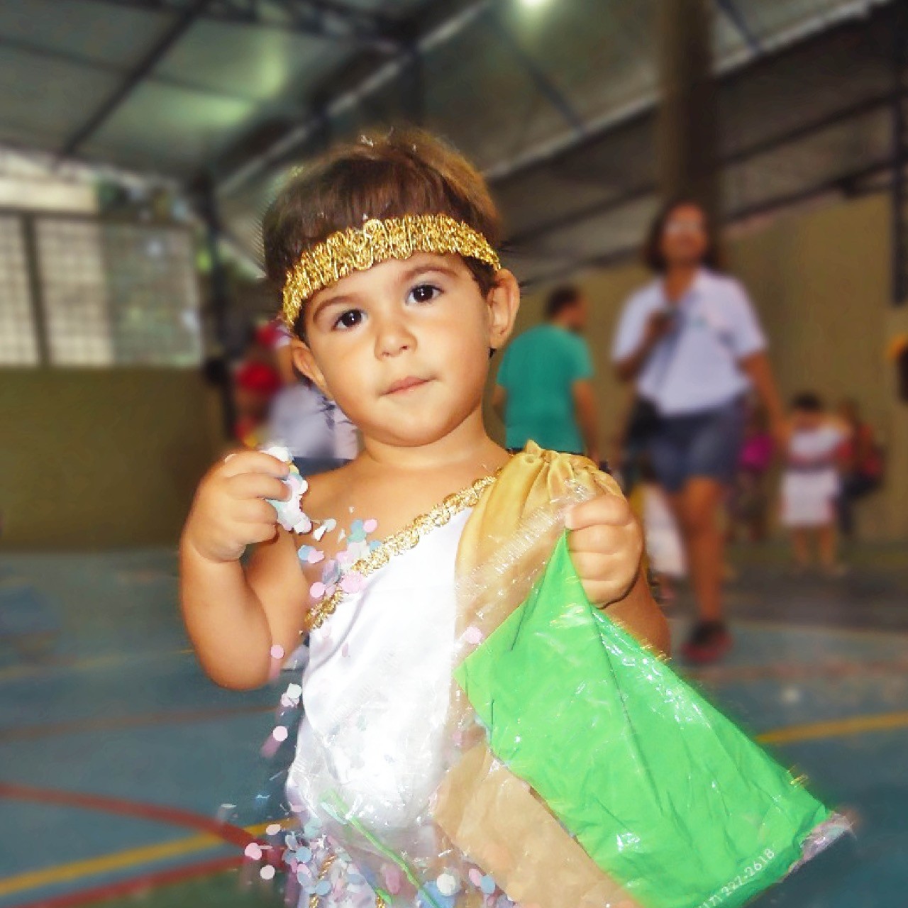 Feito bloco de carnaval que começa miudinho e vai crescendo.